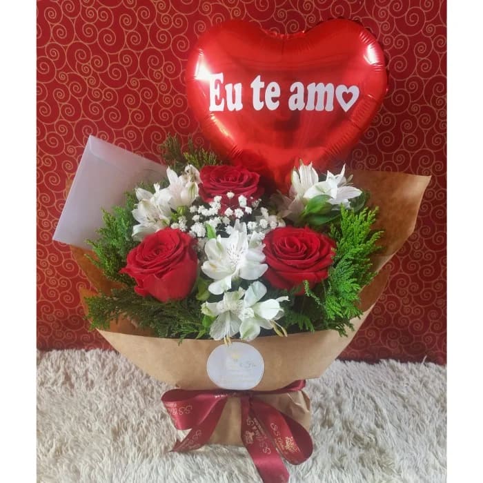 Arranjo de rosas com embalagem kraft com balão