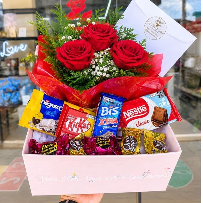 Cestas de chocolates tradicionais com arranjo de rosas