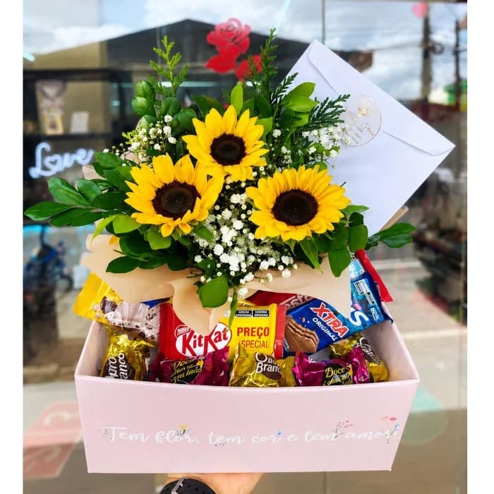 Cesta de chocolates tradicionais com arranjo de girassóis 🌻