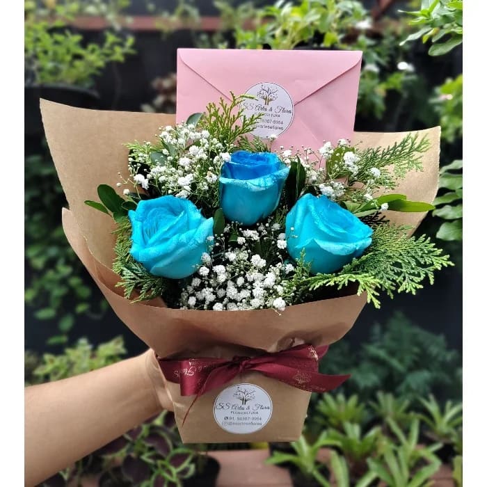 Arranjo com 3 rosas azuis(tingida) com embalagem kraft
