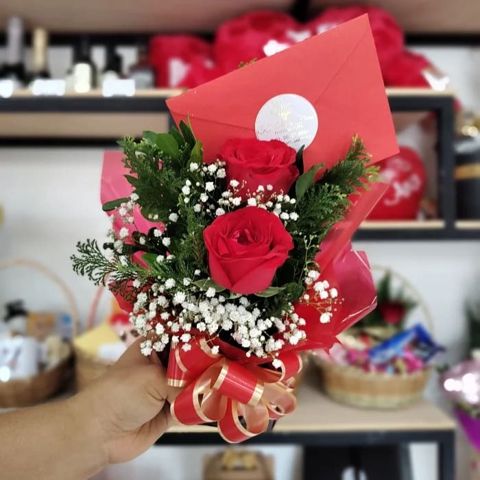 Arranjo com 2 rosas vermelhas