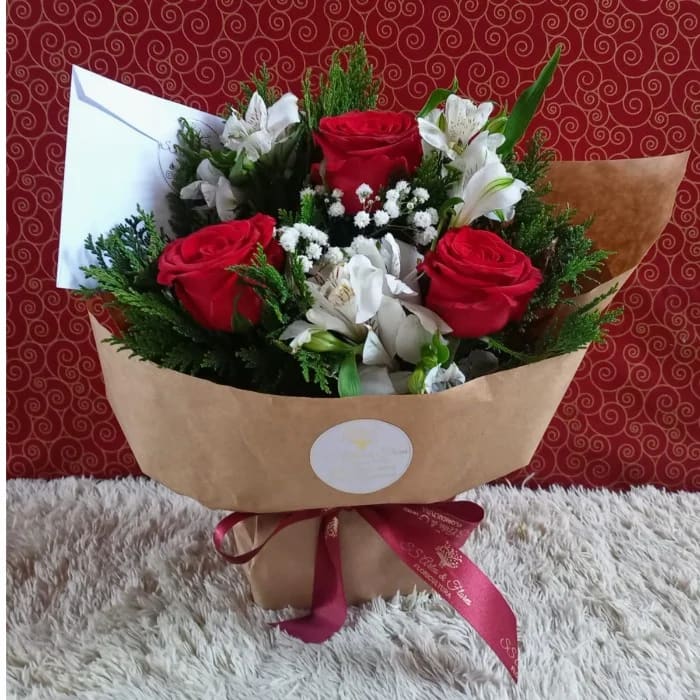 Arranjo com 3 rosas vermelhas com embalagem kraft WA